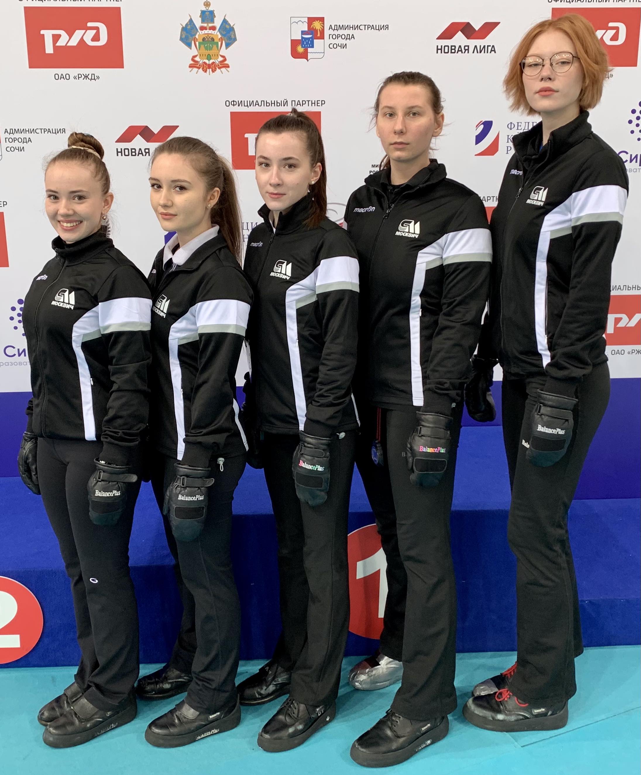 Қара колготкидегі мүшесін сипайды